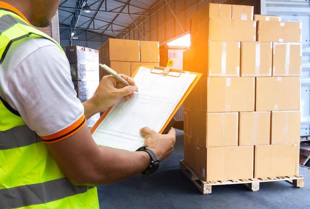 employé devant une pile de carton
